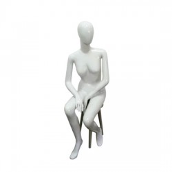 Manechin dama asezat pe scaun, din plastic alb lucios
