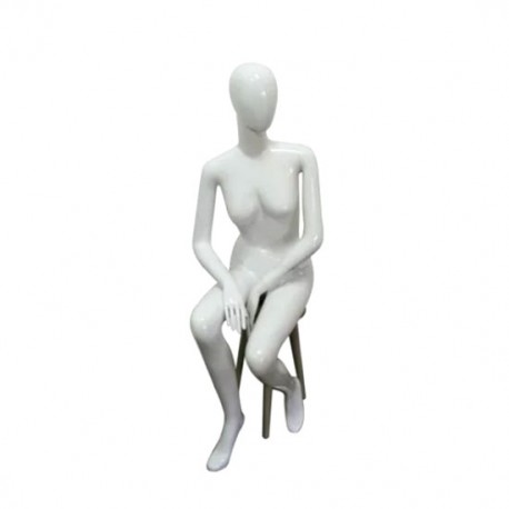 Manechin dama asezat pe scaun, din plastic alb lucios